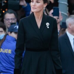 La Reina Letizia con un broche de perla de las joyas de pasar y abrigo-vestido negro en el funeral de Constantino de Grecia