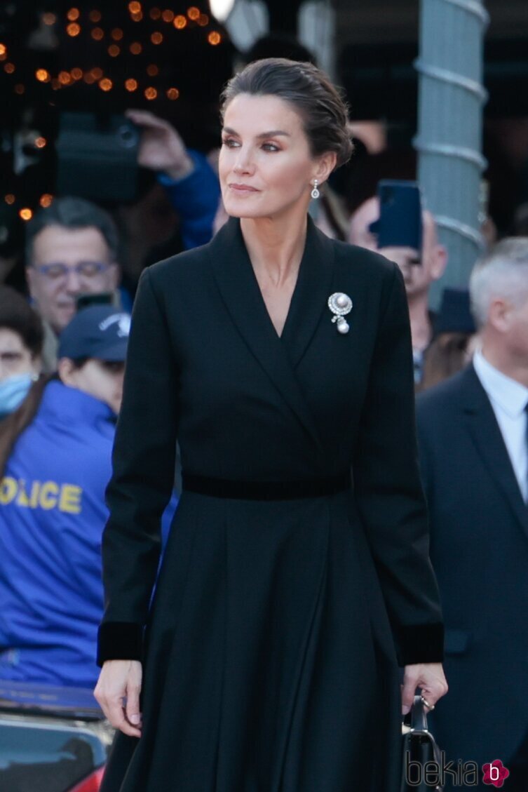 La Reina Letizia con un broche de perla de las joyas de pasar y abrigo-vestido negro en el funeral de Constantino de Grecia