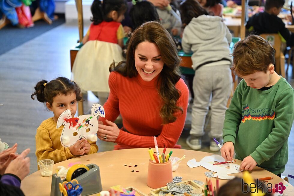 Kate Middleton divirtiéndose con unos niños en la Escuela Infantil Foxcubs