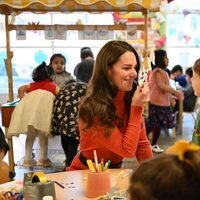 Kate Middleton jugando con un niño en la Escuela Infantil Foxcubs