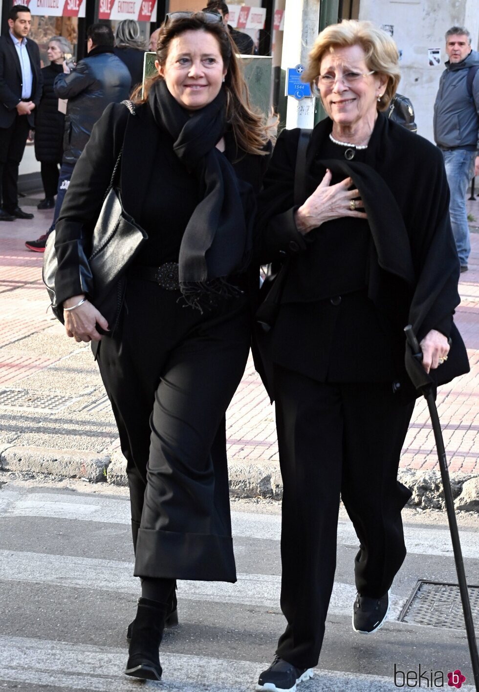 La Reina Ana María de Grecia y su hija, Alexia, vestidas de luto, saliendo de un restaurante en Atenas