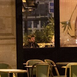 Gerard Piqué en un restaurante durante una salida con amigos en París