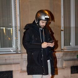 Gerard Pique con un casco de motorista tras salir de una cena con amigos en París