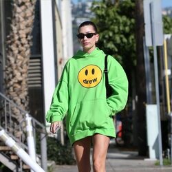 Hailey Bieber pasea por Los Ángeles con el rostro sombrío