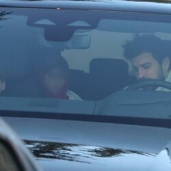 Gerard Piqué junto a sus hijos Milan y Sasha en su coche