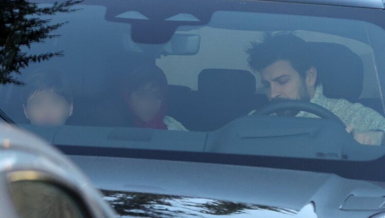 Gerard Piqué junto a sus hijos Milan y Sasha en su coche