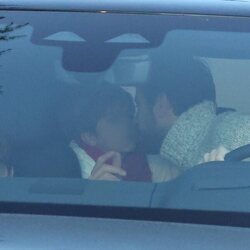 Gerard Piqué, muy cariñoso con su hijo Sasha en el coche