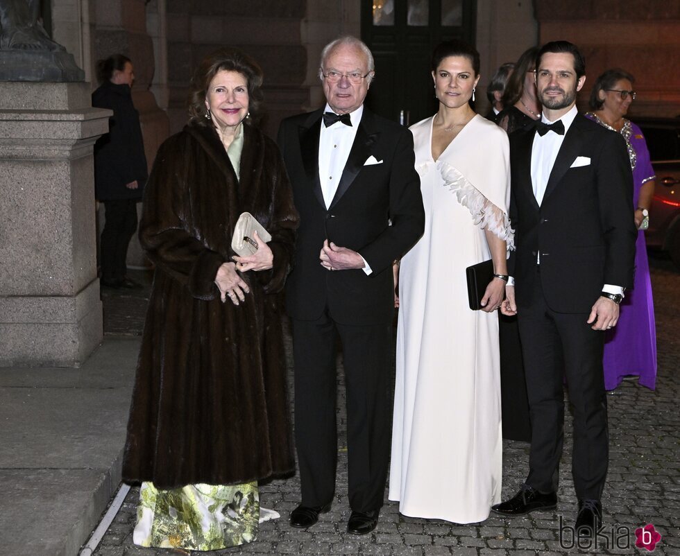Carlos Gustavo y Silvia de Suecia, Victoria de Suecia y Carlos Felipe de Suecia en el 250 aniversario de la Ópera de Estocolmo