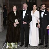 Carlos Gustavo y Silvia de Suecia, Victoria de Suecia y Carlos Felipe de Suecia en el 250 aniversario de la Ópera de Estocolmo