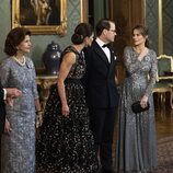 Victoria y Daniel de Suecia hablando con Sofia de Suecia en la cena de gala por el comienzo del año del Jubileo del Rey de Suecia
