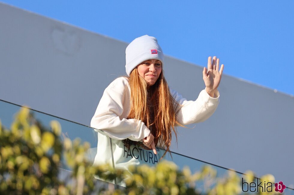 Shakira saludando a fans y la prensa desde su casa durante el cumpleaños de Milan