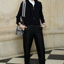 Victoria Federica posando a su llegada al desfile de Dior 2023 en París
