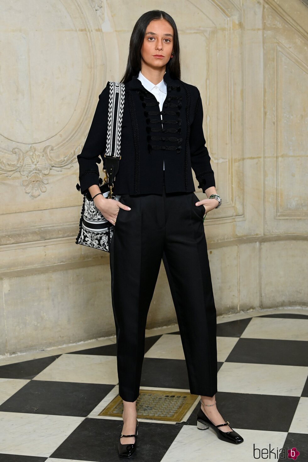 Victoria Federica posando a su llegada al desfile de Dior 2023 en París