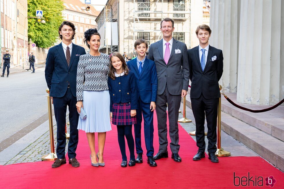 Joaquín y Marie de Dinamarca y sus hijos Nikolai, Felix, Henrik y Athena en el 50 aniversario de reinado de Margarita de Dinamarca