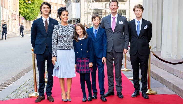 Joaquín y Marie de Dinamarca y sus hijos Nikolai, Felix, Henrik y Athena en el 50 aniversario de reinado de Margarita de Dinamarca