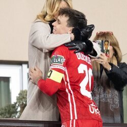 Camille Gottlieb abraza a Louis Ducruet en el Fight Aids Cup match