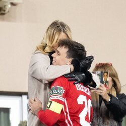 Camille Gottlieb abraza a Louis Ducruet en el Fight Aids Cup match