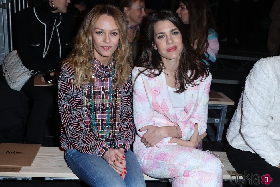 Vanessa Paradis y Carlota Casiraghi en el desfile de Alta Costura primavera/verano 2023 de Chanel en la Paris Fashion Week 2023.