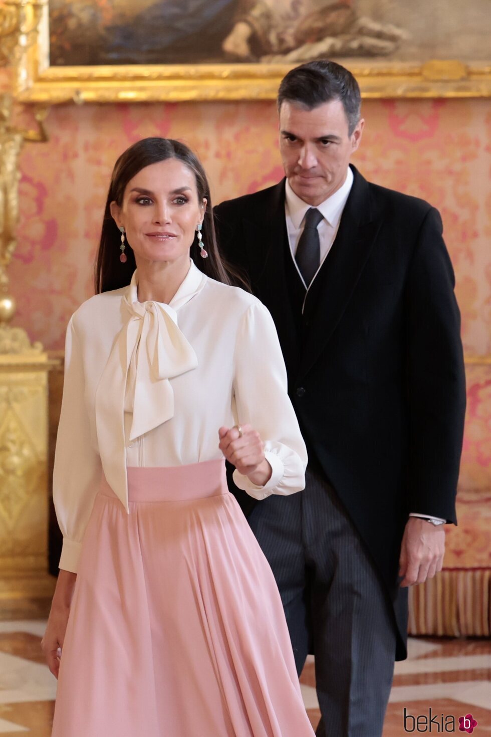 La Reina Letizia y Pedro Sánchez llegan a la recepción del Palacio Real para recibir al Cuerpo Diplomático