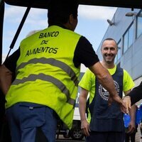 La Reina Sofía saluda a un voluntario del Banco de Alimentos de Tenerife