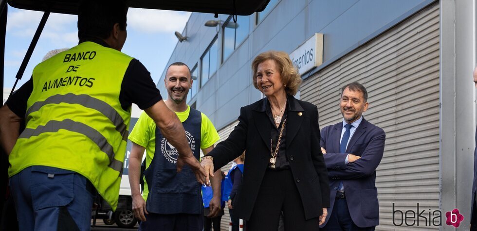 La Reina Sofía saluda a un voluntario del Banco de Alimentos de Tenerife