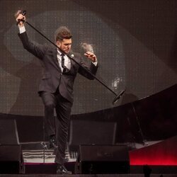 Michael Bublé dándolo todo sobre el escenario en un concierto
