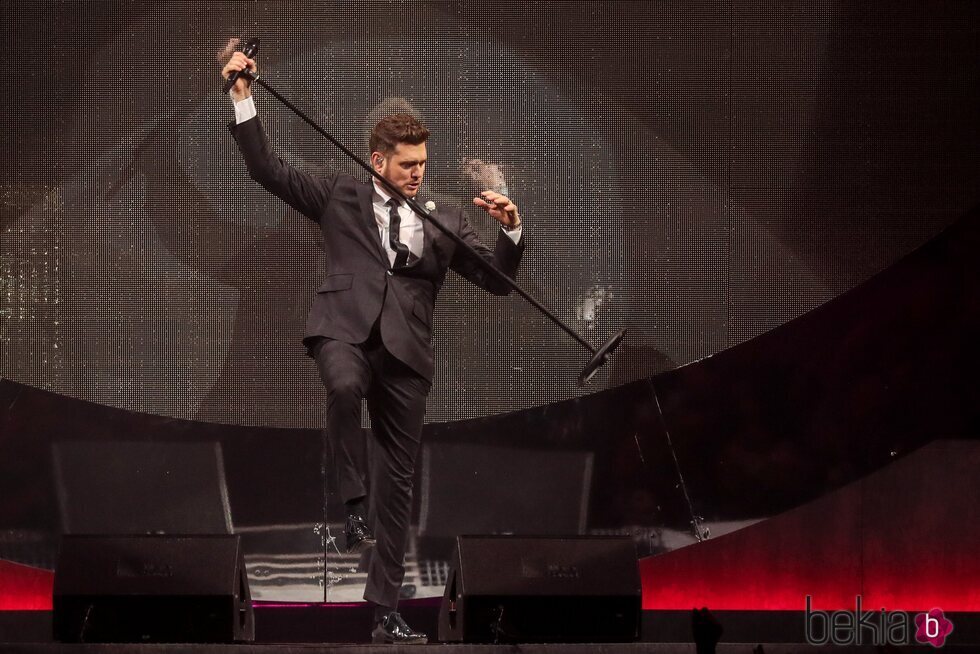 Michael Bublé dándolo todo sobre el escenario en un concierto