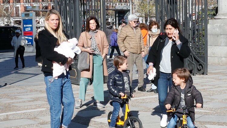Alice Campello, dando un paseo con sus hijos por el Parque de El Retiro