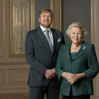 Guillermo Alejandro de Holanda y Beatriz de Holanda en el 85 cumpleaños de Beatriz de Holanda