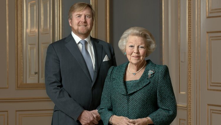 Guillermo Alejandro de Holanda y Beatriz de Holanda en el 85 cumpleaños de Beatriz de Holanda