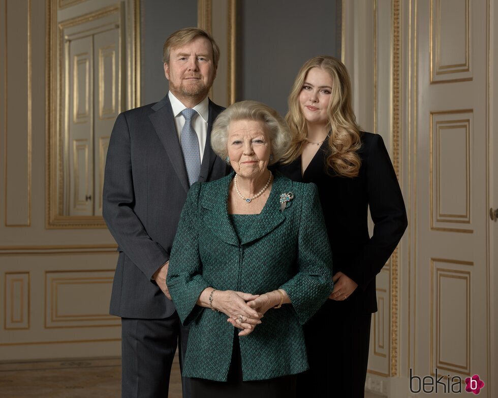 Guillermo Alejandro de Holanda, Amalia de Holanda y Beatriz de Holanda en el 85 cumpleaños de Beatriz de Holanda