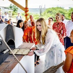 Amalia de Holanda horneando en su primera visita oficial a Bonaire