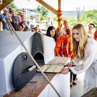 Amalia de Holanda horneando en su primera visita oficial a Bonaire
