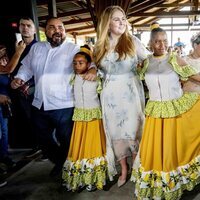 Amalia de Holanda bailando en su primera visita oficial a Bonaire