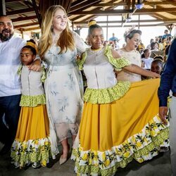 Amalia de Holanda bailando en su primera visita oficial a Bonaire