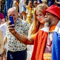 Amalia de Holanda haciéndose un selfie con un ciudadano en su primera visita oficial a Bonaire