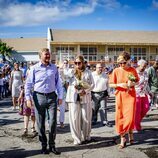 Guillermo Alejandro y Máxima de Holanda y su hija Amalia de Holanda en una ceremonia de bienvenida en Aruba