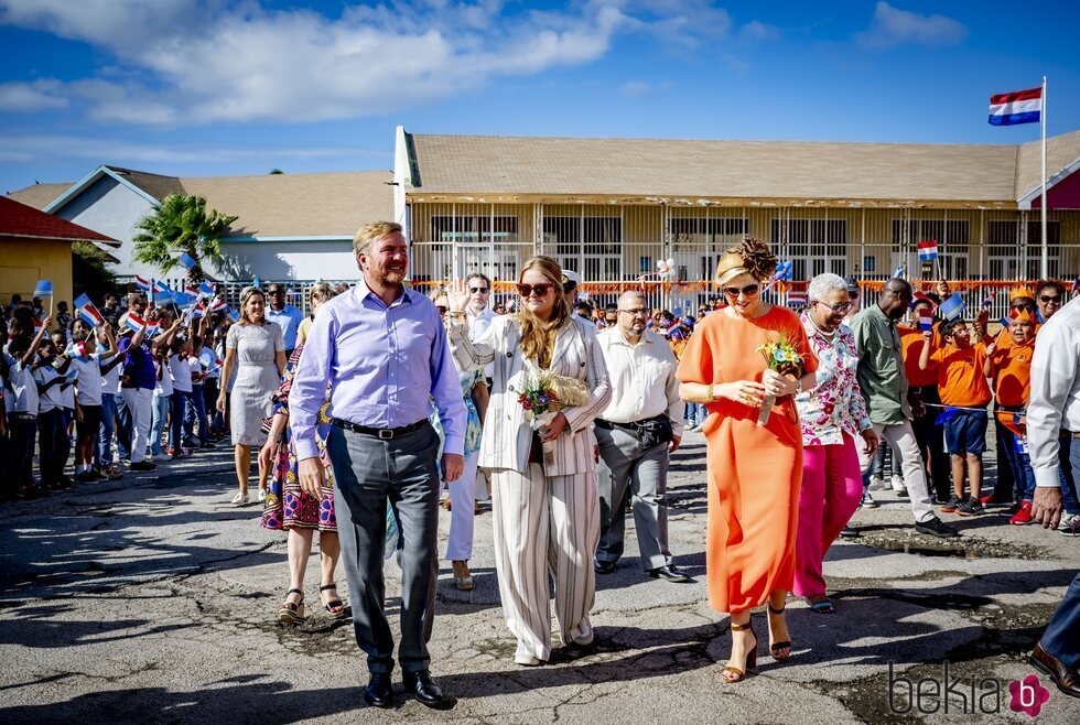 Guillermo Alejandro y Máxima de Holanda y su hija Amalia de Holanda en una ceremonia de bienvenida en Aruba