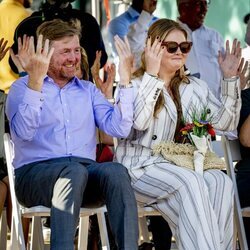 Guillermo Alejandro de Holanda y Amalia de Holanda se divierten en una ceremonia de bienvenida en Aruba