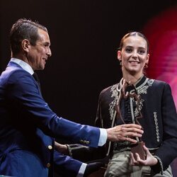 Victoria Federica con su premio Juventud y Tauromaquia junto a José María Manzanares en la presentación del cartel de San Isidro 2023