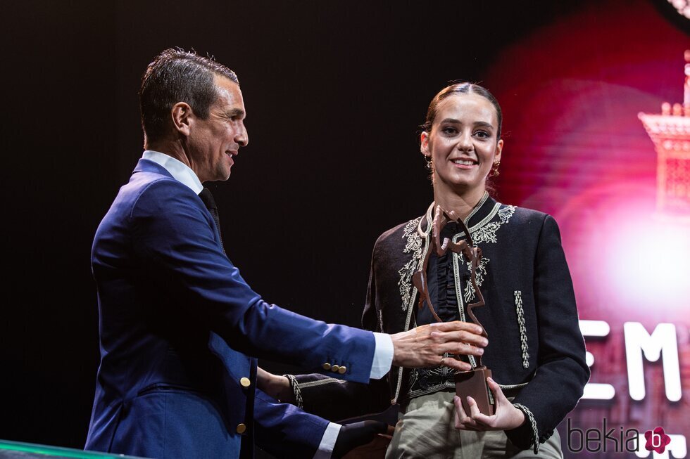 Victoria Federica con su premio Juventud y Tauromaquia junto a José María Manzanares en la presentación del cartel de San Isidro 2023
