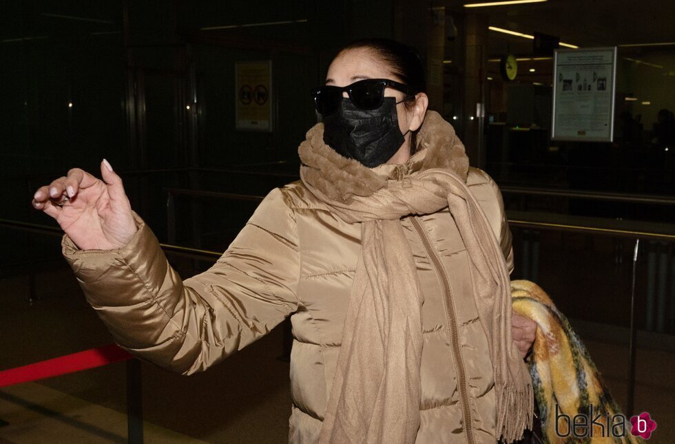 Isabel Pantoja en el aeropuerto antes de empezar su gira por América