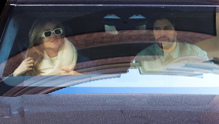 Gerard Piqué y Clara Chía saliendo de su garaje en coche