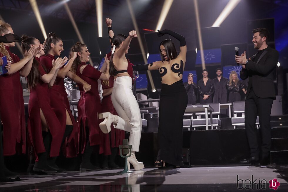 Blanca Paloma bailando con Chanel tras ganar el Benidorm Fest 2023