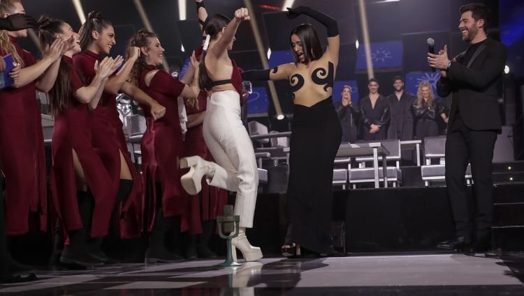 Blanca Paloma bailando con Chanel tras ganar el Benidorm Fest 2023