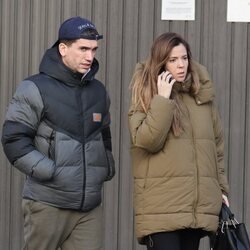 Jaime Lorente y su novia Marta Goenaga dando un paseo por Madrid
