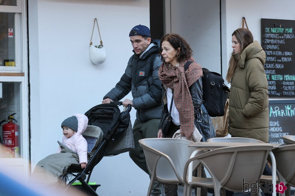 Jaime Lorente en familia con su novia Marta Goenaga y su hija dando un paseo con su hija por Madrid