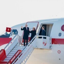 Los Reyes Felipe y Letizia al subir al avión que les llevó a Angola para su Visita de Estado