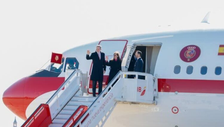Los Reyes Felipe y Letizia al subir al avión que les llevó a Angola para su Visita de Estado