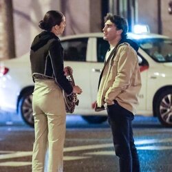 Victoria Federica y Albert Arenas hablando en un paseo nocturno en Madrid